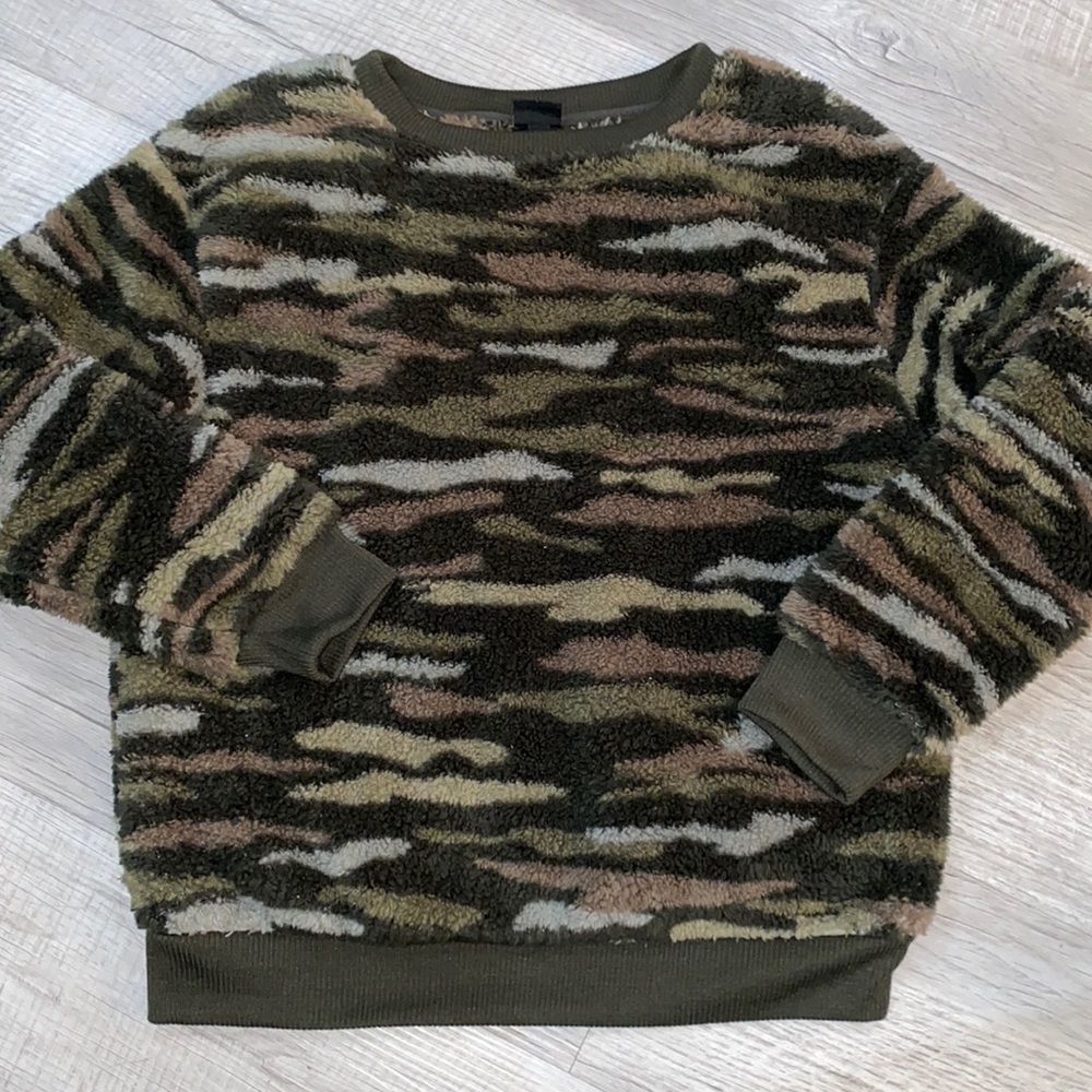 Cozy Camo girls top size 10/12. Excellent condition